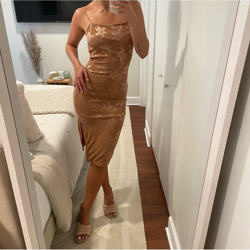 Nude floral dress with slit 👡